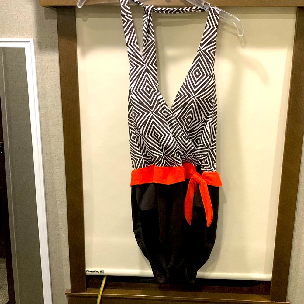 TAHARI One piece Swimming Suit NEW Sz XL Lovely Brown/White design W/Orange belt